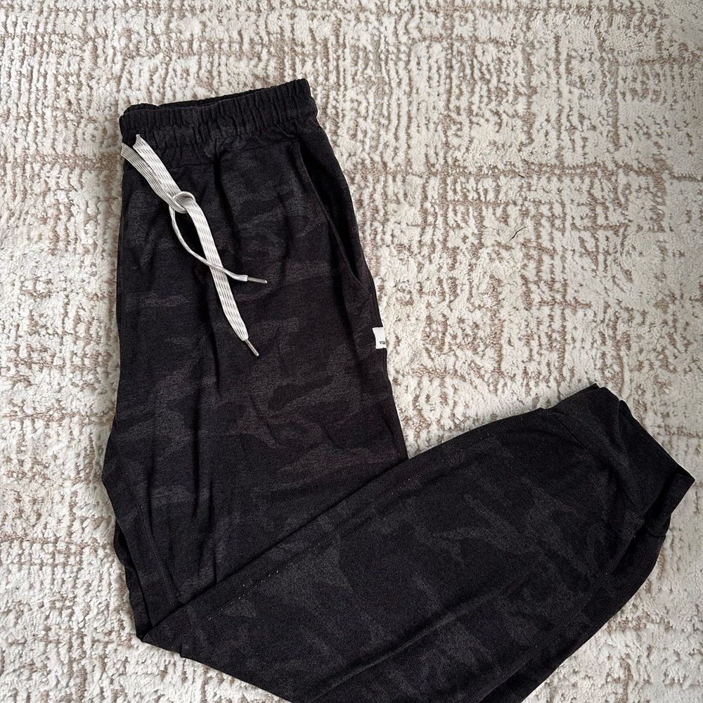 Vuori Joggers - Black Camo - size Small